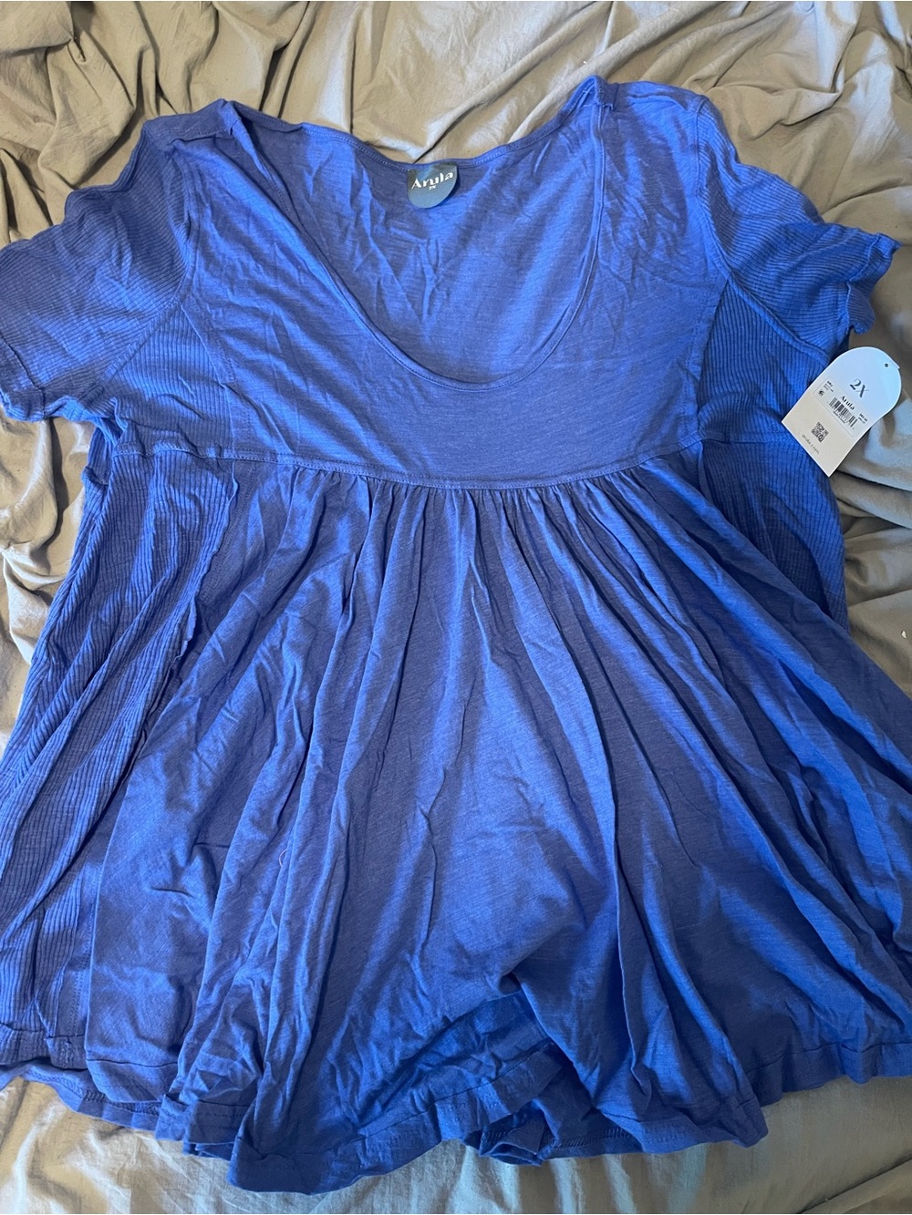 ARULA Short Sleeve Flowing Scoop Neck Top in Blue